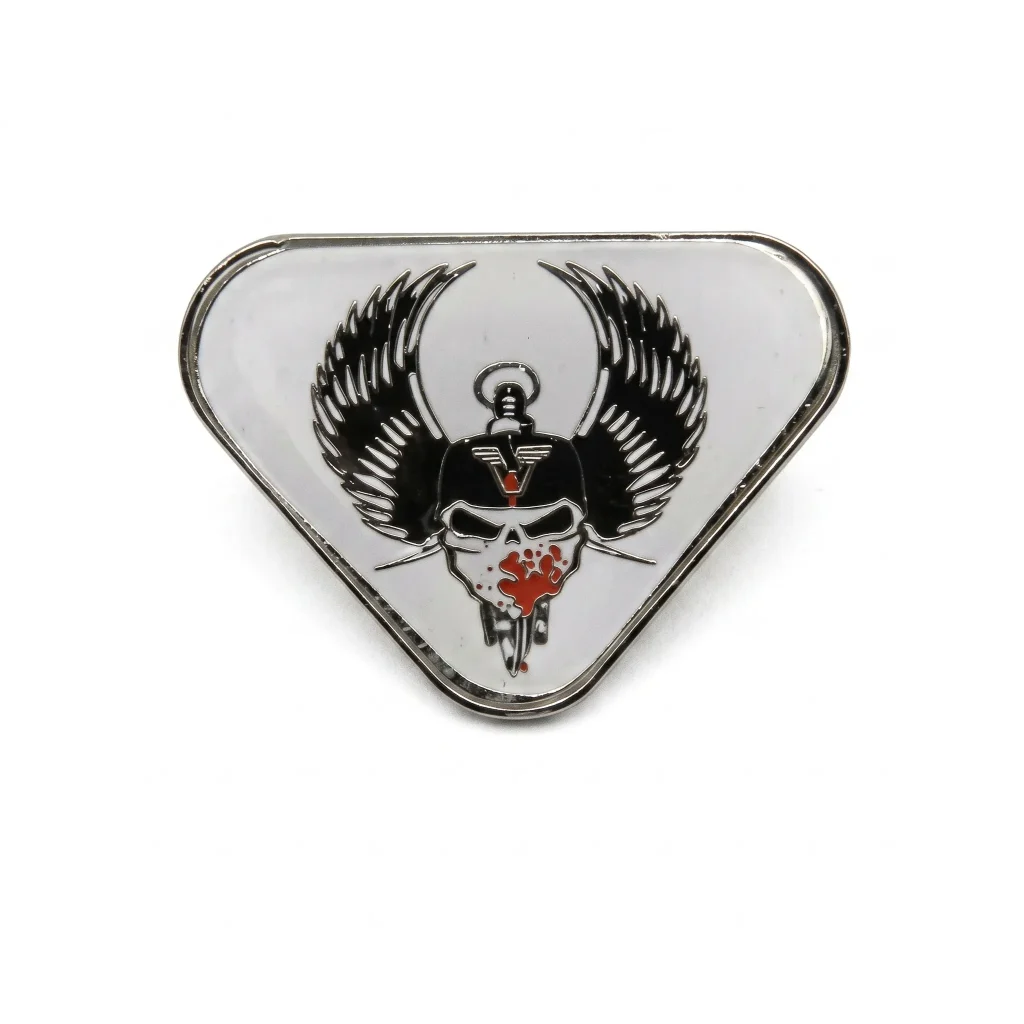 pin-metalizado-tipo-triangulo-personalizado-con-logo