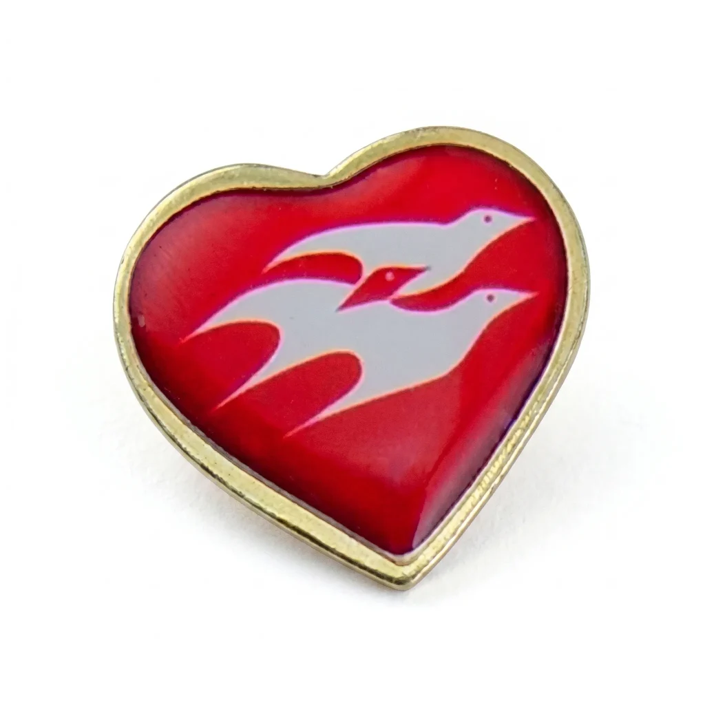 pin-tipo-corazon-dorado-con-logo-personalizado