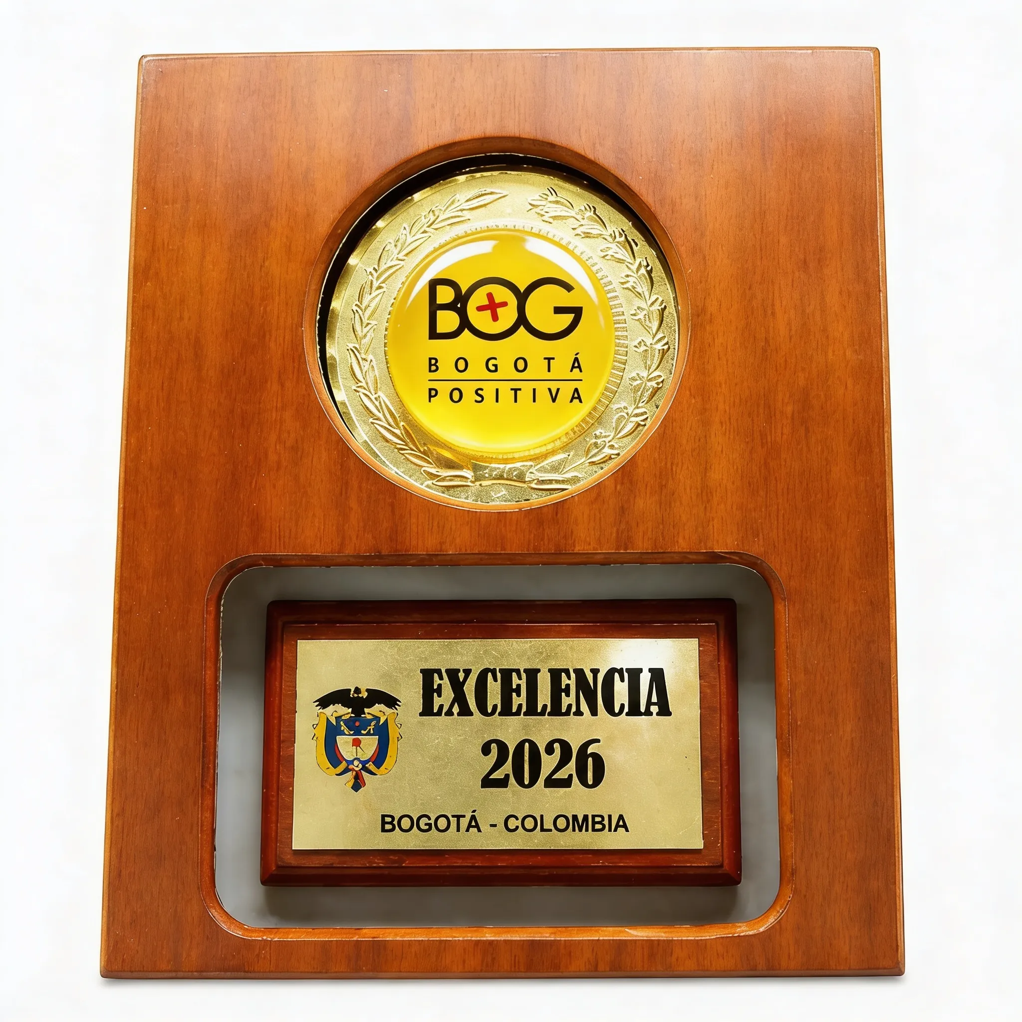 placa-de-madera-con-medalla-en-estuche-y-fondo-dorado-o-plateado-para-reconocimiento