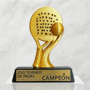 detalle-raqueta-pelota-trofeo-padel-alta-precision