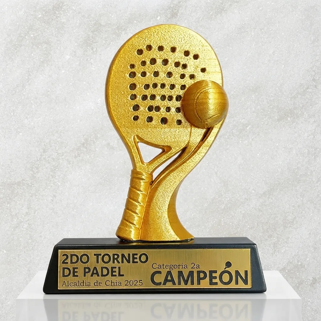 detalle-raqueta-pelota-trofeo-padel-alta-precision