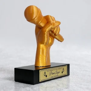 trofeo-mano-con-microfono-dorado-base-hexagonal