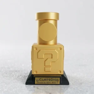 trofeo-mario-bros-bloque-dorado-base-negra